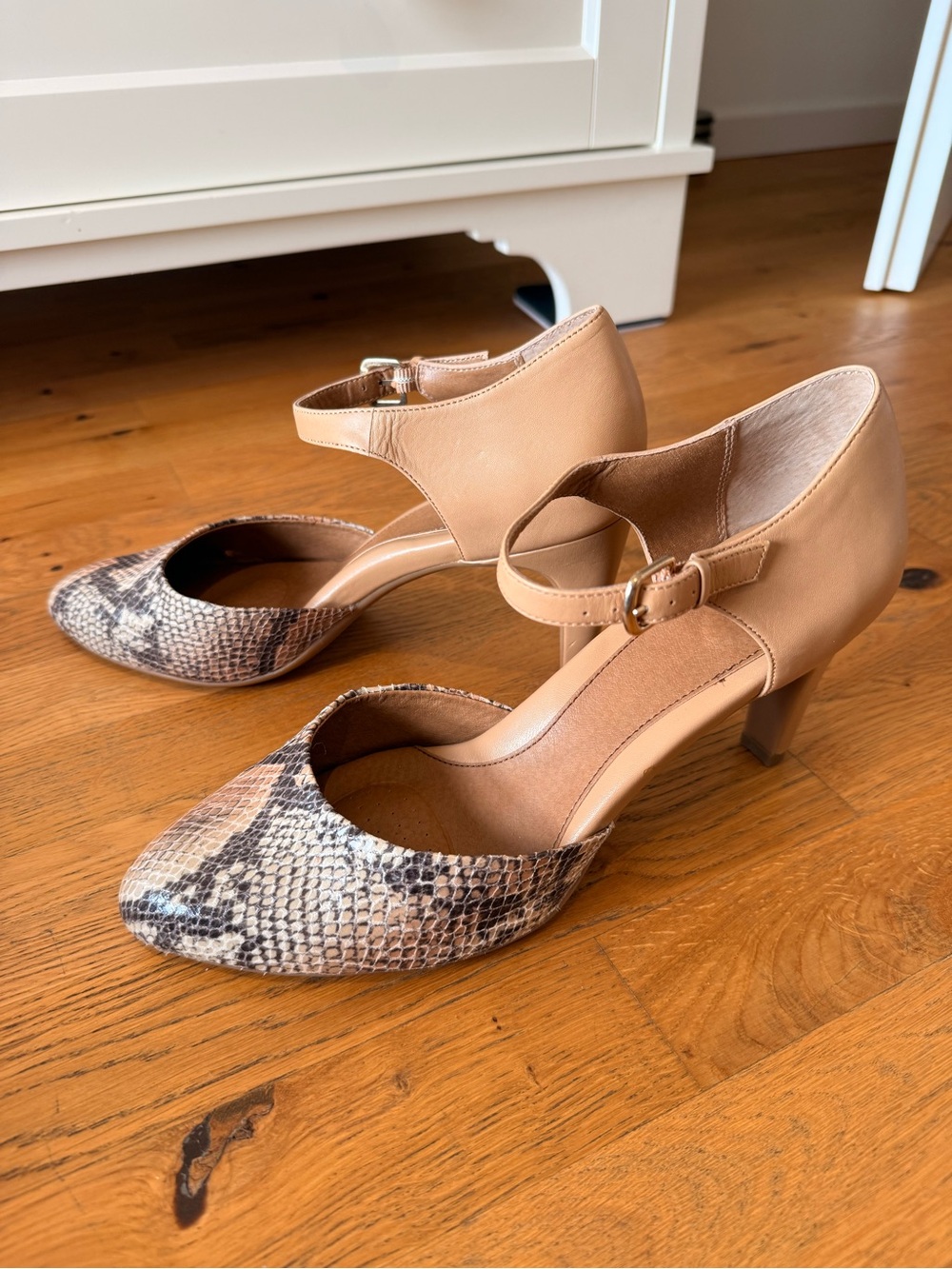EUC Sofft Women’s 11 M Palesa Classic Tan & Snakeskin Ankle-Strap Pumps
